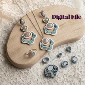 Könnte beinhalten: Ein Schmuckset mit Halskette, Ohrringen und Ring mit passendem Design. Der Schmuck hat ein hellblaues, weißes und rosa Farbschema. Das Bild enthält auch mehrere graue Polymer Clay Cutter und den Text "Digital File".
