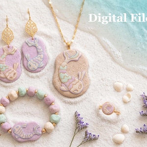 Puede incluir: Una colección de joyas en colores pastel con un diseño de pez koi. El conjunto incluye pendientes, un collar, una pulsera y un anillo. Los pendientes y el colgante están sobre un fondo lila claro, mientras que la pulsera tiene cuentas pastel. El anillo es dorado.