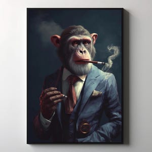 Op de afbeelding: Een ingelijste kunstdruk met een chimpansee in een blauw pak, rode stropdas en pochet, die een sigaar rookt. Het kunstwerk heeft een donkere achtergrond met rook die opstijgt van de sigaar. De chimpansee heeft een witte baard en houdt de sigaar in zijn rechterhand.