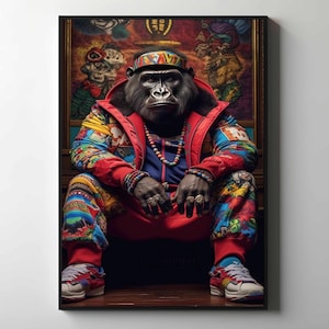 Peut inclure: Impression d'art encadrée représentant un gorille en tenue de streetwear colorée. Le gorille porte une veste rouge, un pantalon à motifs et des baskets. Il est orné de bijoux et d'un bandeau à motifs. L'arrière-plan comprend une peinture détaillée avec des figures religieuses.