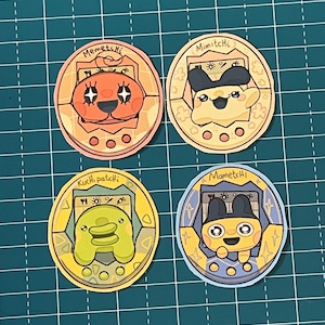 Adesivi Kawaii Tamagotchi – Mimitchi, Memetchi, Kuchipatchi e Mametchi | Stile anime, nostalgico, ideale per gli appassionati di videogiochi retrò
