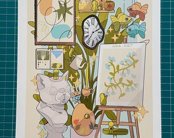 以下が含まれることがあります： 猫の胸像、時計、イーゼル上の絵の気まぐれなイラストが特徴のアートプリント。このアートワークには、金魚、花瓶、「ARA ART」の文字などの装飾要素が含まれています。パレットは柔らかく、パステル調です。