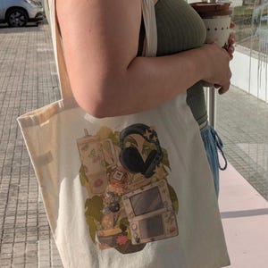 Borsa tote originale e accogliente con dettagli nostalgici | Console di gioco, Studio Ghibli, cuffie e ramen | Illustrazione fan art | Decorazioni vintage e kawaii