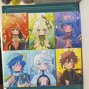 Op de afbeelding: Zes kleurrijke kunstprints met anime-stijl personages. Elke print toont een ander personage met uniek haar en kleding, tegen een levendige achtergrond. De prints zijn gerangschikt in twee rijen van drie.
