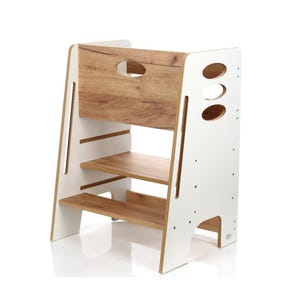 Può includere: Uno sgabello a gradini bianco e color legno, con due ripiani e una sezione superiore con un'apertura per la maniglia. Lo sgabello ha una robusta struttura a telaio e adatto ai bambini.