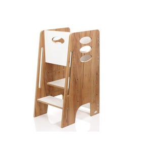 Può includere: Uno sgabello in legno con finitura a venature naturali e dettagli bianchi. Lo sgabello ha due gradini e una piattaforma superiore, con fori ovali sui pannelli laterali. Progettato per bambini.