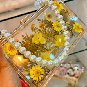 Clutches de resina Summer Bloom / Clutch de resina transparente con flores preservadas y asa de perla / Clutch de resina floral con nombre personalizado