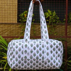 Witte plunjezak met bloemen | Compacte plunjezak | Handgemaakte plunjezak voor cadeaus | Tas met handblokprint | Weekendtas/nachttas | Sporttas