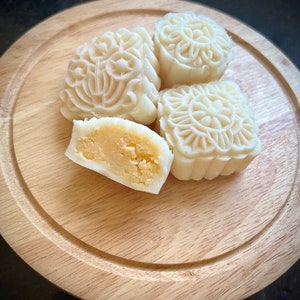 Snowskin Mooncakes/ Sweet treats/ Gift/ Single flavour - Custard