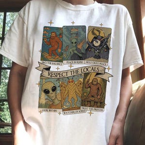 Camiseta "Respeto a los lugareños", camiseta de alienígena Mothman Bigfoot, regalos para acampar, camiseta de folclore estadounidense, camiseta de cartas del tarot, regalo para un amante del misterio