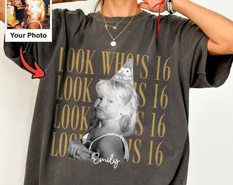 T-shirt photo personnalisé « Regardez qui fête son anniversaire », cadeau personnalisé pour les 20, 30 et 40 ans, t-shirt vintage avec photo d'anniversaire, t-shirt d'anniversaire personnalisé avec nom