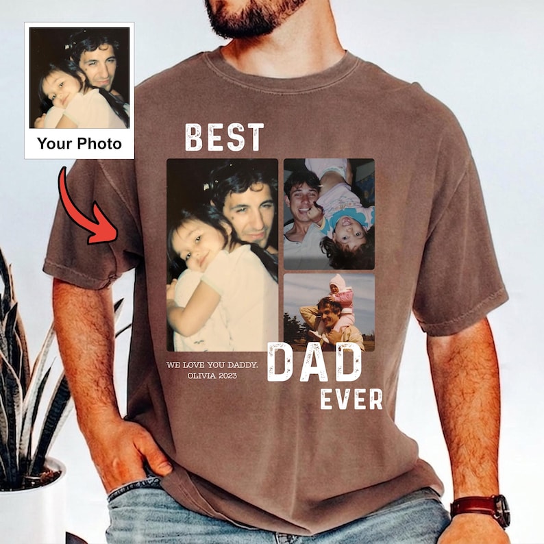 Pode incluir: Camiseta marrom com uma colagem de fotos de fam&iacute;lia e a frase "BEST DAD EVER". A camiseta inclui o texto "WE LOVE YOU DADDY, OLIVIA 2023" e um espa&ccedil;o para uma foto. Uma seta vermelha aponta para a &aacute;rea da foto.