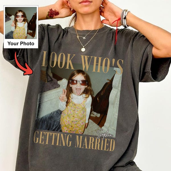 "Schau, wer heiratet Shirt Kundenspezifisches Braut-Foto und Name T-Shirt Personalisiertes Hochzeits-Shirt Brautdusche Geschenk Bachelorette Tee