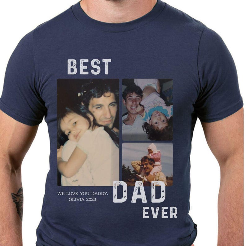 Pode incluir: Camiseta azul marinho com uma colagem de fotos de fam&iacute;lia. A camiseta apresenta o texto "BEST DAD EVER" e "WE LOVE YOU DADDY. OLIVIA 2023". O design inclui quatro molduras retangulares.