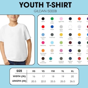 Op de afbeelding: Een wit jeugd-T-shirt, model Gildan 5000B, wordt getoond met een maattabel en een kleurenpalet. De maattabel toont afmetingen in inches, met breedtes van 16 tot 20 inch en lengtes van 20,5 tot 26,5 inch. Kleuropties zijn onder meer zwart, rood en marineblauw.
