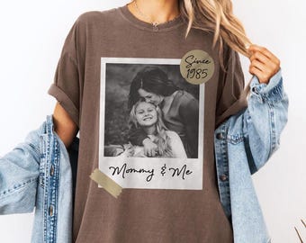 Maglietta per la festa della mamma "Mamma e me" dal 1985, maglietta con foto personalizzata, testo dell'anno personalizzato abbinato, outfit per mamma e bambino, simpatico regalo per la mamma