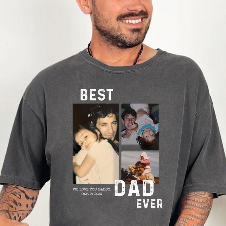 Pode incluir: T-shirt cinzento escuro com uma colagem de fotos e as palavras "BEST DAD EVER". A colagem inclui quatro fotos de um pai e um filho. O texto "WE LOVE YOU DADDY. OLIVIA 2023" tamb&eacute;m est&aacute; impresso na camiseta.