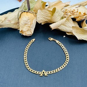Pulsera con letras de plata chapada en oro de 18 k Pulsera con letras iniciales Pulsera de dama de honor Pulsera con letras personalizadas Regalo para amiga Regalos de cumpleaños