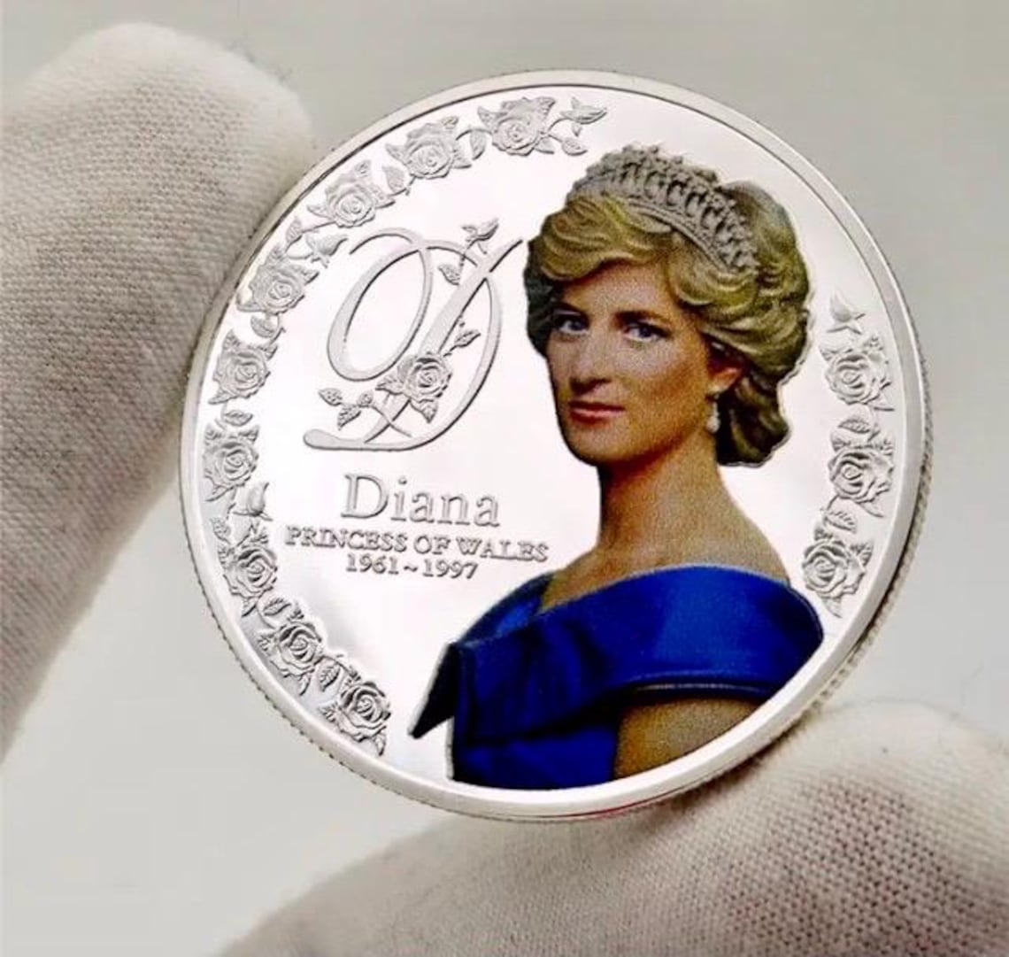 Диана принцесса Уэльская 1961-1997 Монета Посеребренная монета 5 фунтов Британский народ принцесса Ди королевская семья 4 — изображение