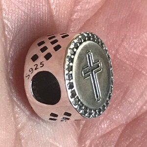 Cette breloque Jésus en argent 925 véritable est livrée avec une jolie carte de sac en velours Célébration Naissance Amour Croix familiale Pâques