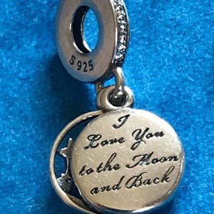 Oryginalny srebrny wisiorek 925 „Kocham Cię aż do księżyca i z powrotem” (z napisem) w komplecie z uroczym aksamitnym woreczkiem „Love Family” do bransoletki Pandora „Love Blue”
