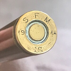 Abridor de cartas Trench Art datado de 1914 feito de latão por um soldado britânico da Primeira Guerra Mundial. Peça genuína da história.