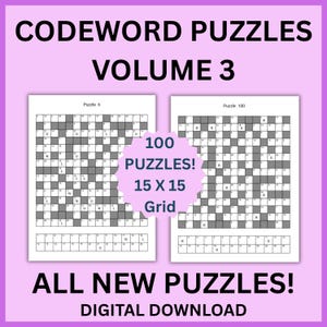 Può includere: Un download digitale di Codeword Puzzles Volume 3 contenente 100 puzzle su una griglia 15 x 15. L'immagine mostra due pagine di esempio con quadrati bianchi e neri, numeri e lettere, su uno sfondo viola chiaro con del testo.