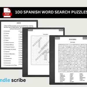 Op de afbeelding: Een zwart-witte afbeelding van een Kindle e-reader die de omslag van een woordzoekerboek laat zien. De omslag heeft de tekst "100 Spanish Word Search Puzzles" in wit op een zwarte achtergrond. De afbeelding toont ook een voorbeeldpuzzelpagina met de titel "Animales" en een rooster met letters.