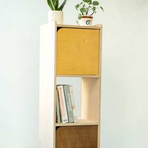 Schmales Bücherregal aus Holz mit Doppeltüren, Mid-Century Modern Bücherregal Schrank mit Lagerung, Vinly Record, Pflanzenvitrine, Medienschrank