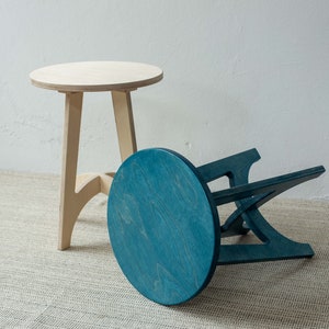 Kleiner Holzhocker, Blumenständer aus Holz, Beistelltisch aus Holz, Kurzer Holzhocker, Handgemachter Hocker