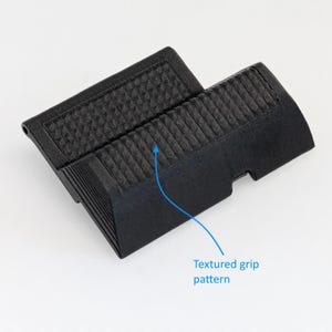 Puede incluir: Empuñadura de plástico negro texturizado con un patrón en relieve. La empuñadura está diseñada para proporcionar un agarre seguro.