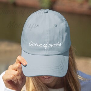 Puede incluir: Gorra de b&eacute;isbol azul claro con el texto "Queen of mocks" en escritura blanca. La gorra tiene una visera curva y una parte superior redondeada. Hecha de un material suave.
