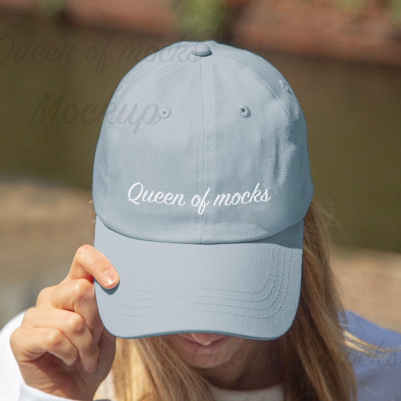 Puede incluir: Gorra de b&eacute;isbol azul claro con el texto "Queen of mocks" en escritura blanca. La gorra tiene una visera curva y una parte superior redondeada. Hecha de un material suave.
