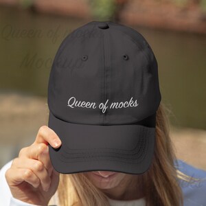 Puede incluir: Gorra de b&eacute;isbol negra con visera curva. La gorra presenta el texto bordado "Queen of mocks" en blanco, con fuente cursiva. El sombrero est&aacute; hecho de una tela suave y tiene un estilo cl&aacute;sico e informal.