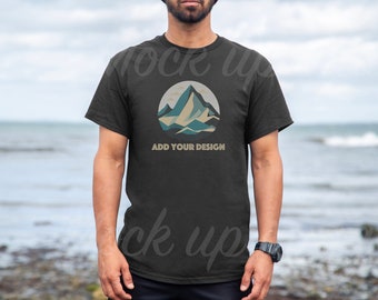 Herren schwarzes T-Shirt Mockup Herren Gildan 5000 T-Shirt Mockup schwarzes Hemd Mockup Gildan männliches Modell Mockup Strand T-Shirt schwarzes Gildan T-Shirt Mockup