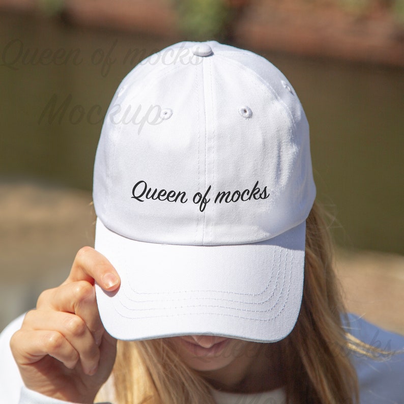 Puede incluir: Gorra de b&eacute;isbol blanca con visera curva. El texto "Queen of mocks" est&aacute; bordado en escritura negra en la parte delantera. La gorra est&aacute; hecha de una tela suave y tiene un bot&oacute;n en la parte superior.
