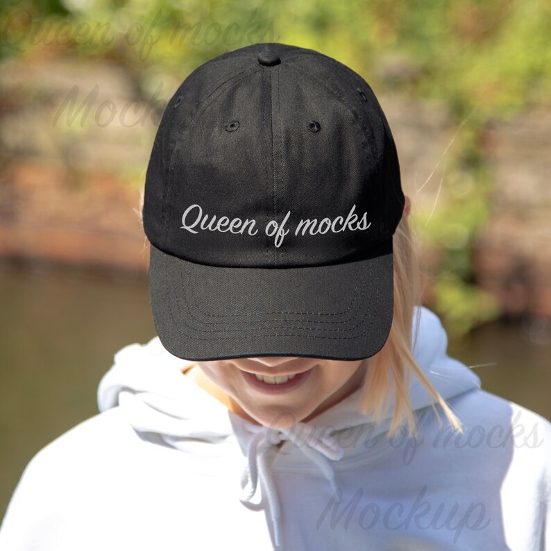Puede incluir: Gorra de b&eacute;isbol negra con el texto "Queen of mocks" bordado en cursiva. La gorra tiene una visera curva y una corona estructurada. La imagen muestra la gorra desde un &aacute;ngulo ligeramente bajo.