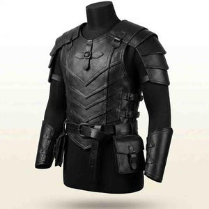 Puede incluir: Un conjunto de armadura de pecho de cuero negro que presenta hombreras superpuestas, una placa de pecho con patr&oacute;n de chevr&oacute;n y hebilla central, correas laterales ajustables, un cintur&oacute;n con una bolsa y brazaletes a juego sobre un maniqu&iacute;.
