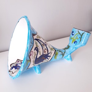 Ceramic gramophone | Special handmade unique design, | Handcrafted in Iznik. | Visual feast with bird motifs, decor and acoustics.