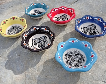 Set of 6 snack plates with colored exterior and black color embroidered floral pattern inside.. 9 cm/3,5"