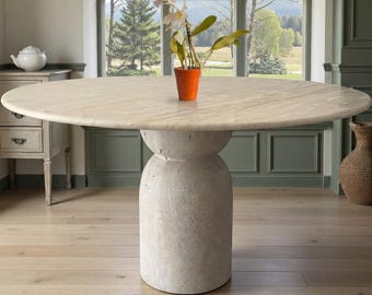 Mesa de jantar redonda em travertino com base escultural em pedestal, mesa artesanal em pedra natural, mobiliário moderno e orgânico em pedra, travertino bege.