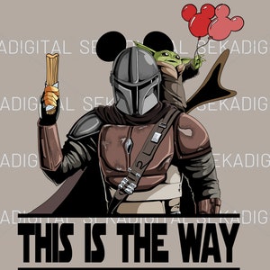 Puede incluir: Una ilustración digital de un personaje mandaloriano de la serie Star Wars, que lleva un casco y una armadura, sosteniendo un palo de churros. Un pequeño personaje alienígena verde, conocido como Baby Yoda, está montado en el hombro del mandaloriano y sostiene globos rojos con forma de orejas de Mickey Mouse. El texto "This is the way" está impreso debajo de los personajes.