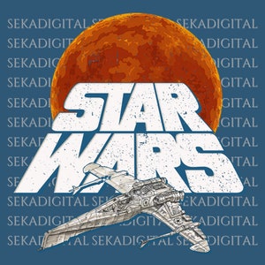 Puede incluir: Un logotipo blanco de "Star Wars" con una nave espacial X-wing estilizada frente a un gran planeta naranja. El fondo es de color azul.