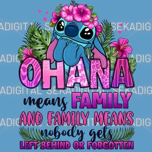Puede incluir: Un personaje azul Stitch con una corona de flores rosas, rodeado de hojas y flores tropicales. El texto "Ohana means family and family means nobody gets left behind or forgotten" está escrito en letras rosas y moradas.