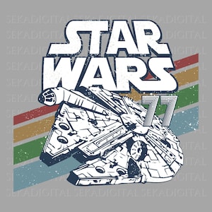 Puede incluir: Un gráfico de estilo vintage con el Halcón Milenario, nave espacial de Star Wars, con el texto "STAR WARS 77" en letras blancas sobre un fondo a rayas de rojo, naranja, amarillo, verde y azul.