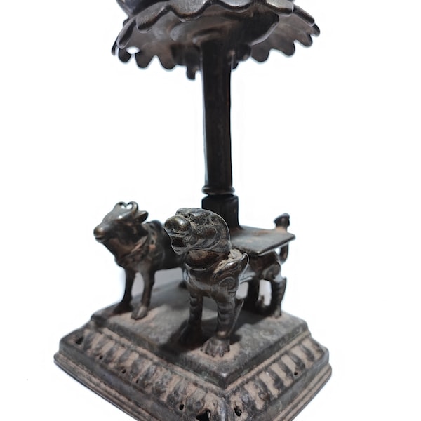 Lampe à huile rituelle hindoue ancienne, en bronze