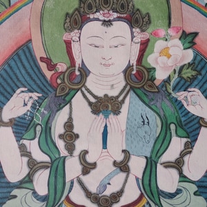 Puede incluir: Ilustración detallada de una deidad con múltiples brazos, adornada con joyas ornamentadas y una corona. La figura tiene una expresión serena, rodeada por un halo verde y elementos florales. La obra presenta un arcoíris y un fondo azul.