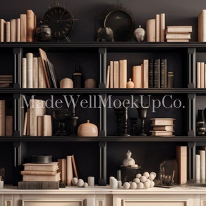 Może przedstawiać: Czarna biblioteczka z wieloma półkami wypełnionymi książkami, przedmiotami dekoracyjnymi i świecami. Półki znajdują się na tle ciemnoszarej ściany. Na półce widoczny jest tekst "MadeWellMockUpCo."