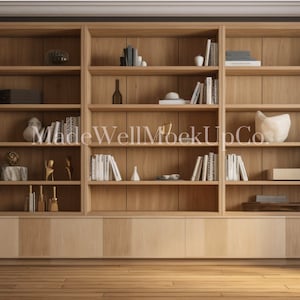 Pode incluir: Uma grande estante de madeira com seis prateleiras de cada lado e um armário inferior com três portas. As prateleiras estão cheias de livros, objetos decorativos e plantas. A estante está contra uma parede cinza escura.