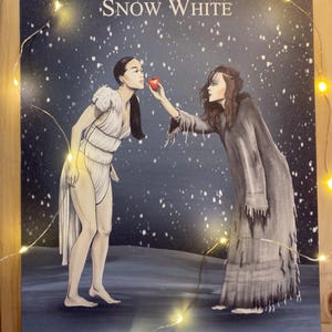Op de afbeelding: Illustratie van Sneeuwwitje met de tekst "Snow White" bovenaan. Het kunstwerk toont twee vrouwen, waarvan er één een rode appel aan de ander aanbiedt. De achtergrond is donkerblauw met witte stippen, die op een sterrennacht lijken.